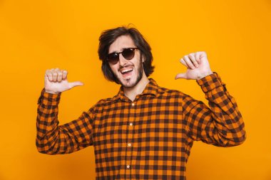 Şık adam 20'li yaşlarda giyen ekose gömlek ve sunglass portre