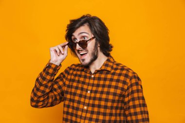 Fantezi adam 20'li yaşlarda giyen ekose gömlek gülümseyen ve arıyorum bana yardımcı olanvarmı portresi