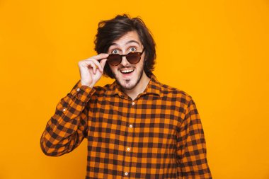 Tıraşsız adam 20'li yaşlarda kareli gömlek giyen gülümseyen ve tuvalet portre