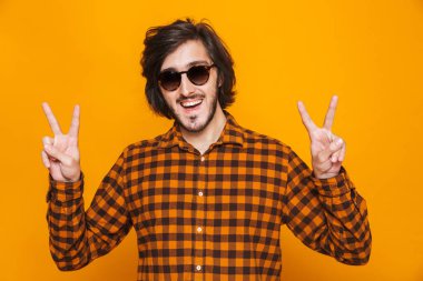 Trendy adam 20'li yaşlarda giyen ekose gömlek ve güneş gözlüğü sm portresi