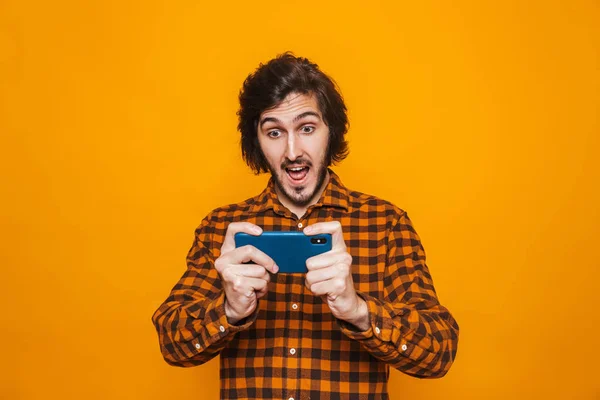 Afbeelding van positieve man dragen plaid shirt spelen van videogames op — Stockfoto