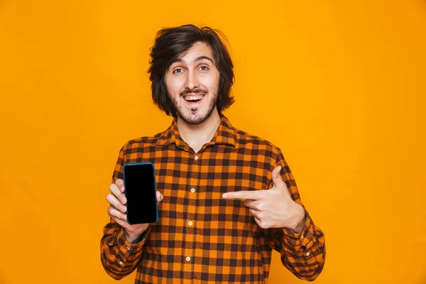 Foto van de jongeman die het dragen van de plaid shirt lachen en het gebruik van cel p — Stockfoto