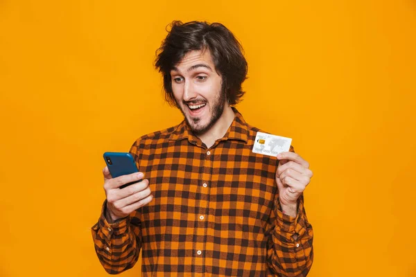 Foto van vrolijke man dragen plaid shirt creditcard bedrijf een — Stockfoto