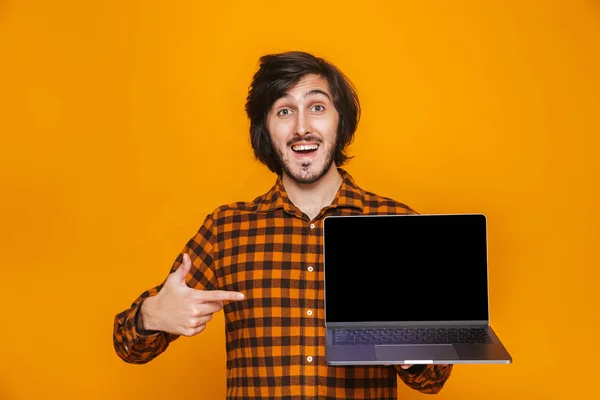 Foto do cara bigode 20s vestindo camisa xadrez segurando e usando — Fotografia de Stock