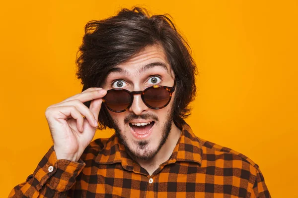 Portret van macho man 20s dragen plaid shirt glimlachend en lookin — Stockfoto
