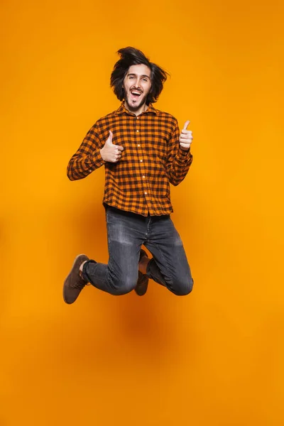 Portret van de volledige lengte van de aantrekkelijke man 20s dragen geruite springen — Stockfoto
