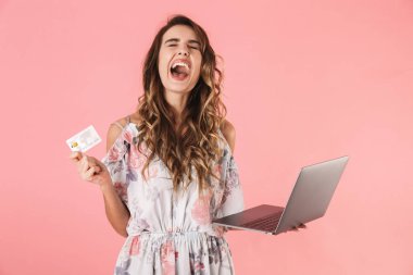 Muhteşem kadın 20'li gümüş laptop ve c tutarak elbiseli fotoğrafı