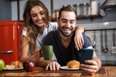 Kahvaltı ediyor güzel Çift