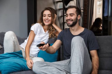 Güzel genç çift kanepede rahatlatıcı