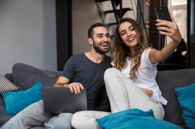 Güzel genç çift kanepede rahatlatıcı