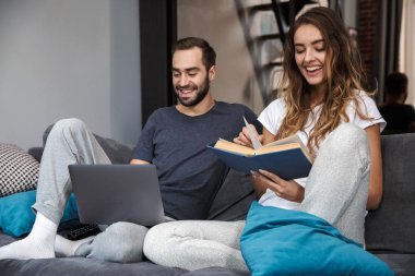 Güzel genç çift kanepede rahatlatıcı