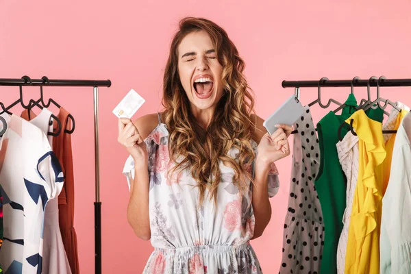 Photo de fille gaie debout près de la garde-robe tout en tenant smar — Photo