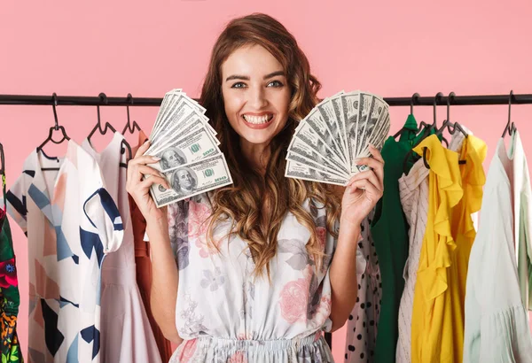 Изображение богатой девушки, стоящей рядом с гардеробом, держа деньги фа — стоковое фото