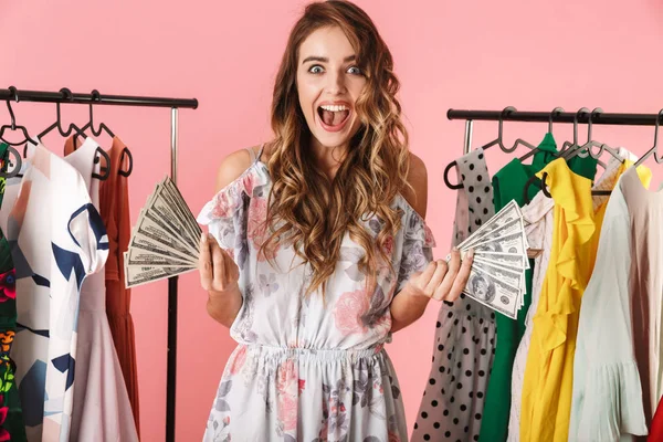Фото элегантной девушки, стоящей рядом с гардеробом, держа цвет — стоковое фото