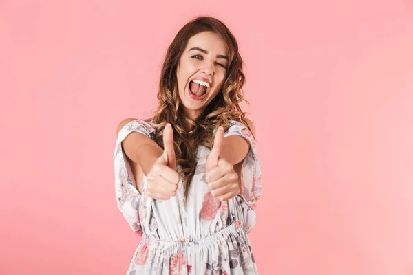 Afbeelding van mooie vrouw 20s met lang haar dragen jurk showin — Stockfoto