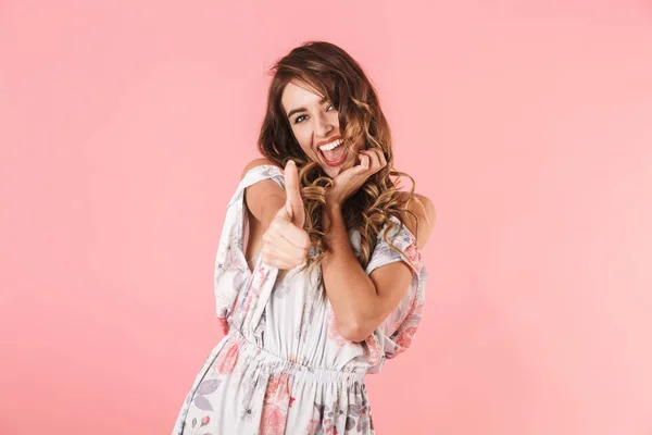 Imagen de la mujer alegre de 20 años con el pelo largo usando vestido que muestra t — Foto de Stock