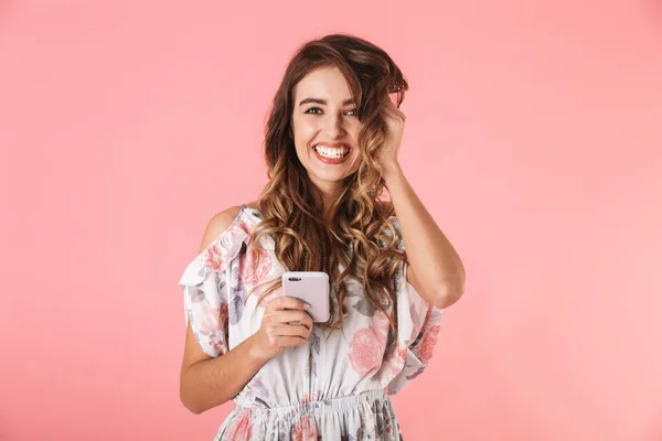 Foto de contenido mujer de 20 años con cabello largo sosteniendo y usando smar —  Fotos de Stock