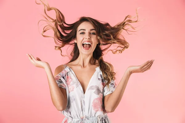 Imagen de la increíble mujer de 20 años usando vestido sonriente y de pie wi —  Fotos de Stock