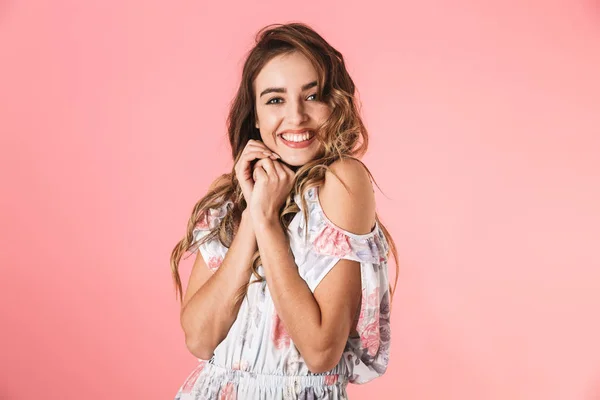 Imagem de mulher adorável 20s vestindo vestido sorrindo e olhando para — Fotografia de Stock