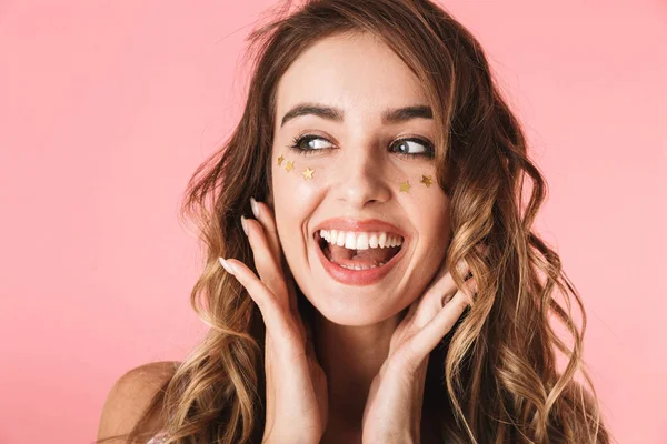 Imagen de mujer adorable 20s usando vestido sonriendo y mirando como —  Fotos de Stock