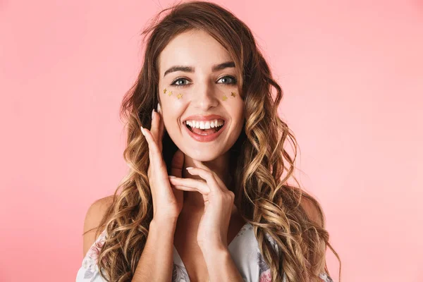 Bilden av glad kvinna 20s bär klänning leende och tittar på — Stockfoto