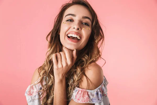 Imagen de la mujer feliz de 20 años usando vestido riendo y mirando y —  Fotos de Stock