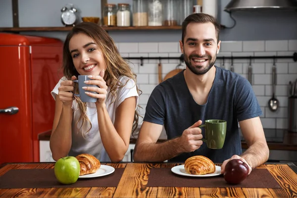 Hermosa pareja alegre desayunando — Foto de Stock