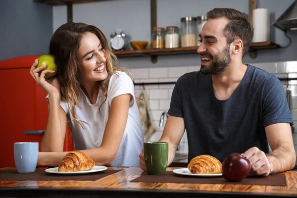 Hermosa pareja alegre desayunando — Foto de Stock