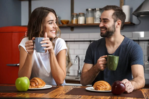 Hermosa pareja alegre desayunando — Foto de Stock