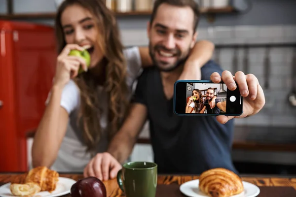 Πορτρέτο του όμορφη ζευγάρι λήψη selfie φωτογραφία στο κινητό τηλέφωνο w — Φωτογραφία Αρχείου