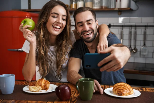 Retrato de pareja positiva tomando foto selfie en teléfono celular wh — Foto de Stock