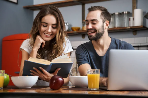 Bella coppia allegra che fa colazione — Foto Stock