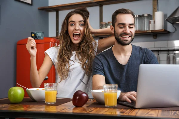 Cheerfuly giovane coppia shopping con laptop — Foto Stock