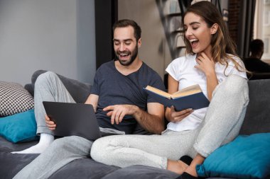 Genç çift kanepede rahatlatıcı