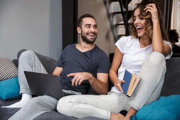 Genç çift kanepede rahatlatıcı