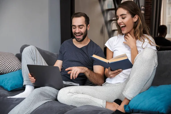 Genç çift kanepede rahatlatıcı