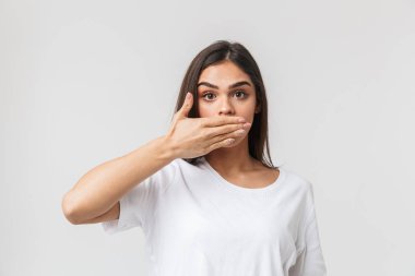 Şok olmuş genç bir kadının portresi.