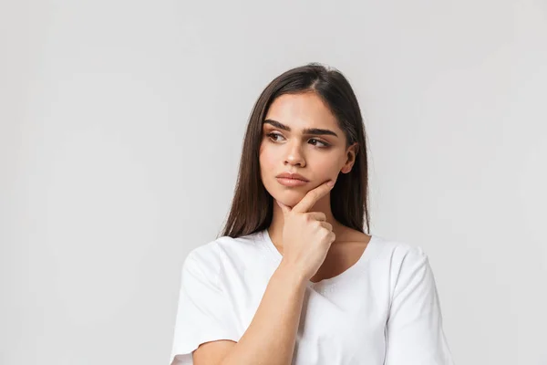 Retrato de uma bela jovem mulher casualmente vestida — Fotografia de Stock