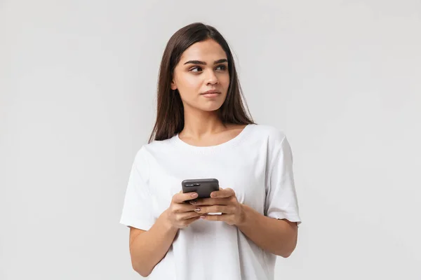 Lächelnde junge Frau lässig im Stehen — Stockfoto