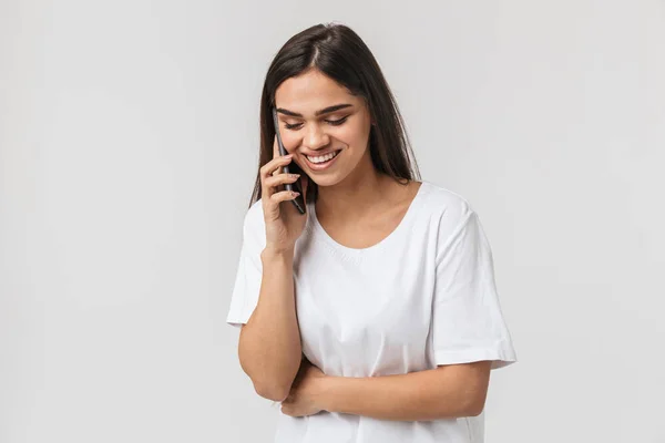 Sonriente joven casualy vestido de pie — Foto de Stock