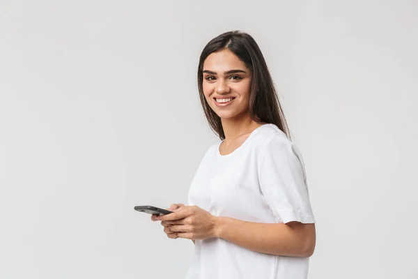 Lächelnde junge Frau lässig im Stehen — Stockfoto