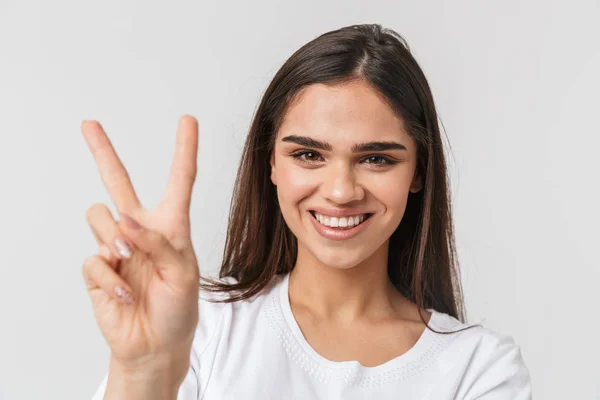 Retrato de cerca de una mujer joven y bonita — Foto de Stock