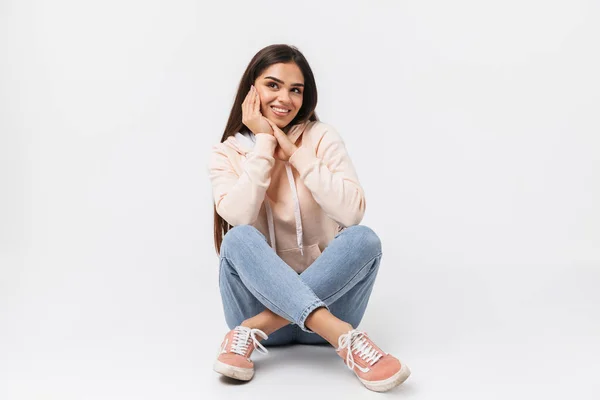 Retrato de uma bela jovem mulher casualmente vestida — Fotografia de Stock