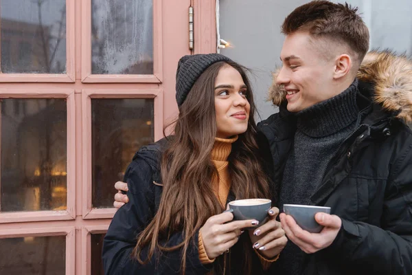 Tineri fericit iubitor cuplu în picioare lângă cafenea în aer liber bea cafea . — Fotografie, imagine de stoc
