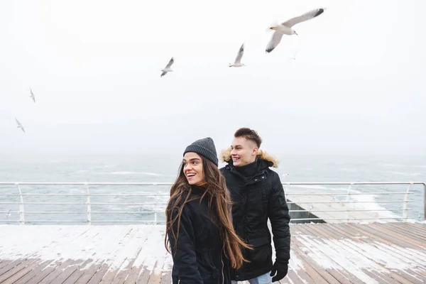 Joven feliz pareja amorosa caminando en la playa al aire libre . —  Fotos de Stock