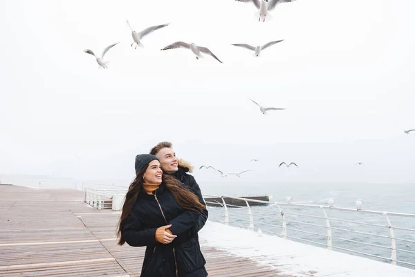 年轻快乐的情侣在户外海滩散步. — 图库照片