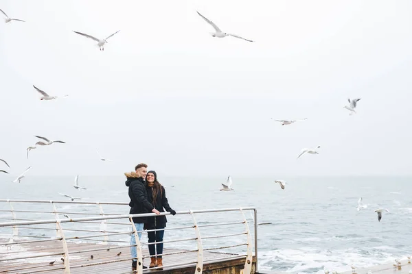 Jovem feliz casal amoroso andando na praia ao ar livre . — Fotografia de Stock