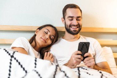 Güzel genç çift birlikte yatakta döşeme