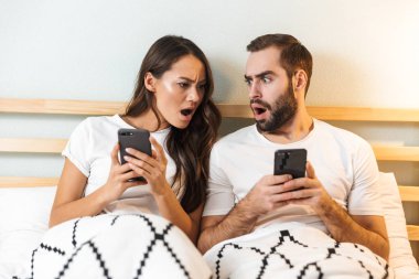 Güzel genç çift birlikte yatakta döşeme