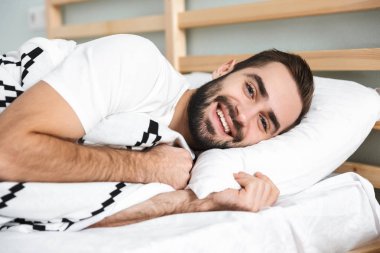 Handsonme gülümseyen adam